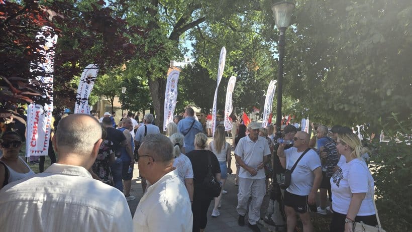 Građani koji su peške krenuli na skup u Beograd, boravili u Staroj Pazovi